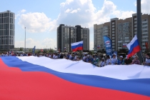 В Челябинске растянули 30-метровый российский триколор